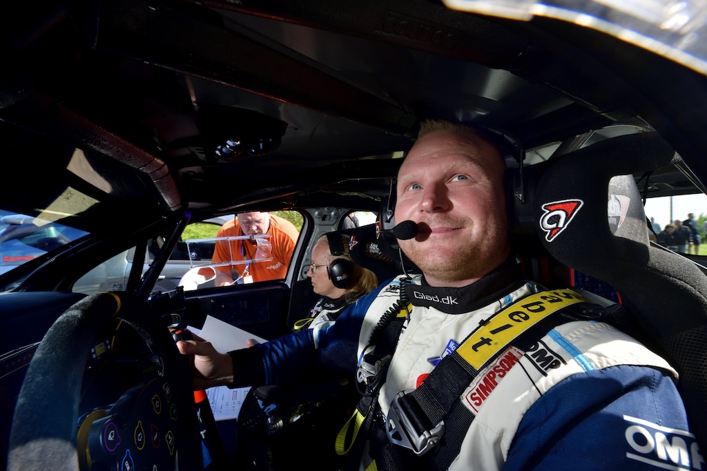 Altid tid til et smil: Kenneth Madsen klar til start på et rally.
(Foto: Michael Eisenberg)
